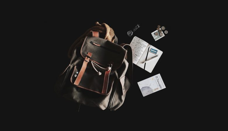 découvrez des astuces et conseils pour organiser efficacement votre sac à dos de cabine et voyager léger et malin.