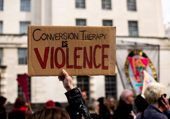 découvrez les principes de la communication non violente pour améliorer vos relations, gérer les conflits avec empathie et favoriser un dialogue respectueux et constructif.