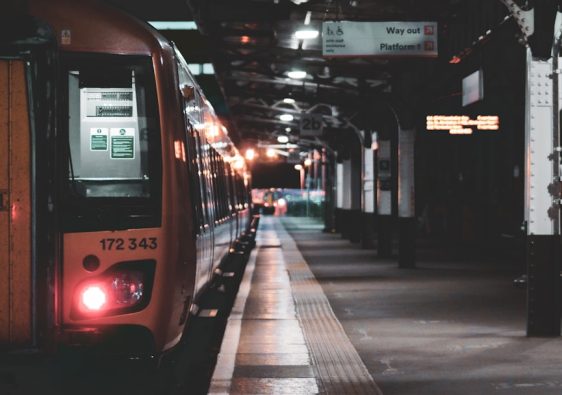 découvrez nos conseils indispensables pour réserver facilement vos billets de train de nuit et profiter d'un voyage confortable et serein.