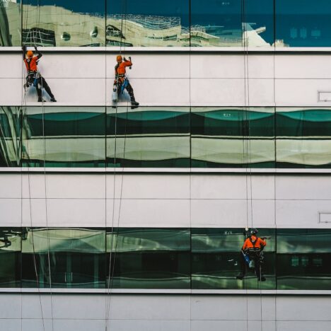 Réussir l’aménagement extérieur grâce au terrassement professionnel